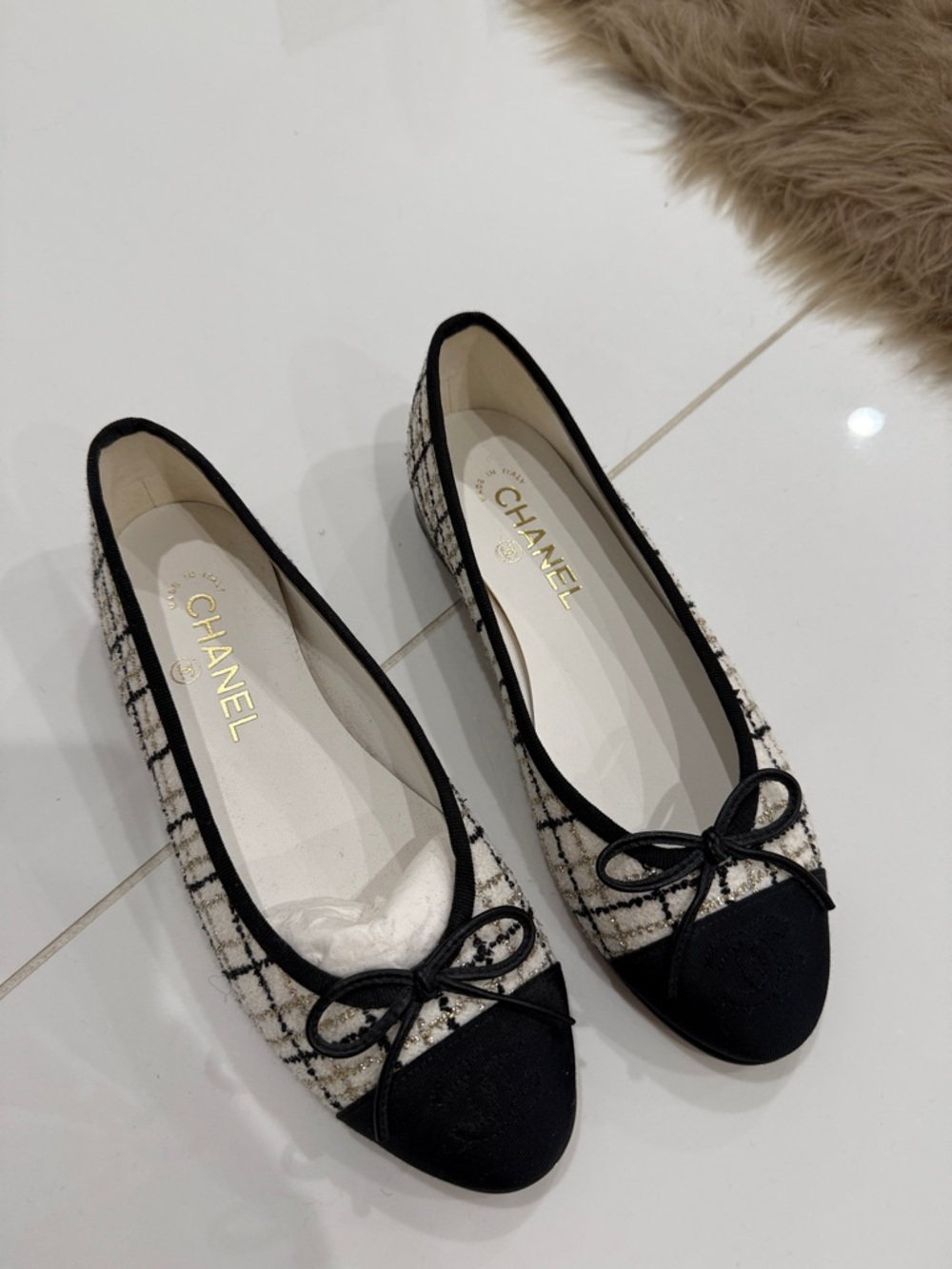 CHANEL Black and White Tweed Cap-Toe Ballet Flats. Size 37 never worn.